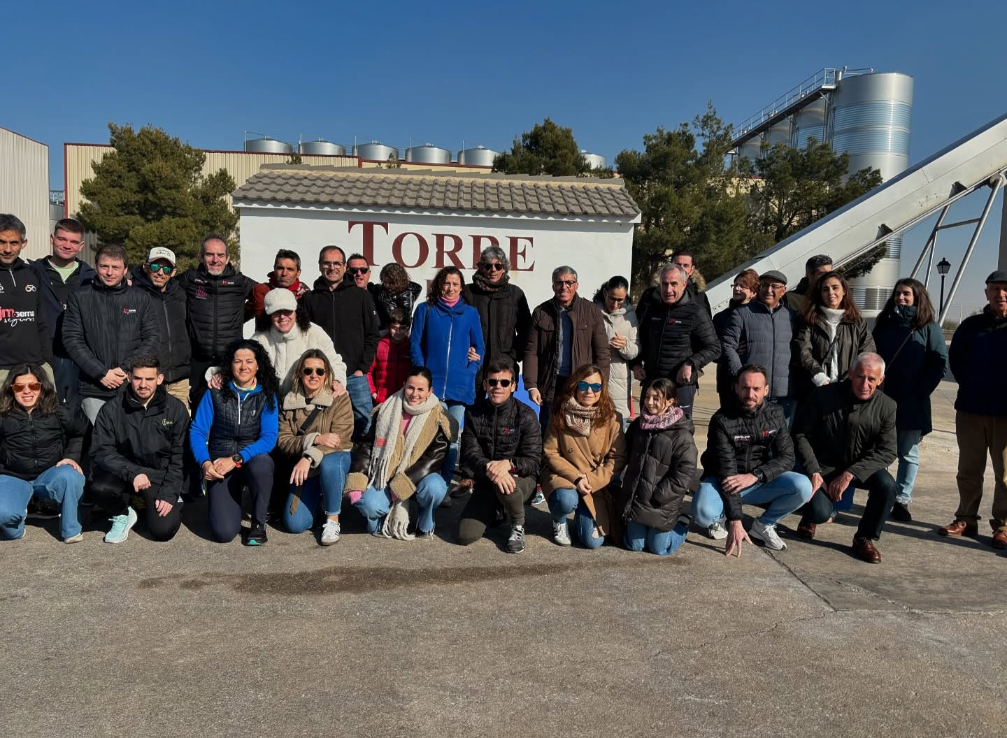 El  Club Deportivo JM Serna Seguros visita Vinícola de Tomelloso tras su sesión de entrenamientos