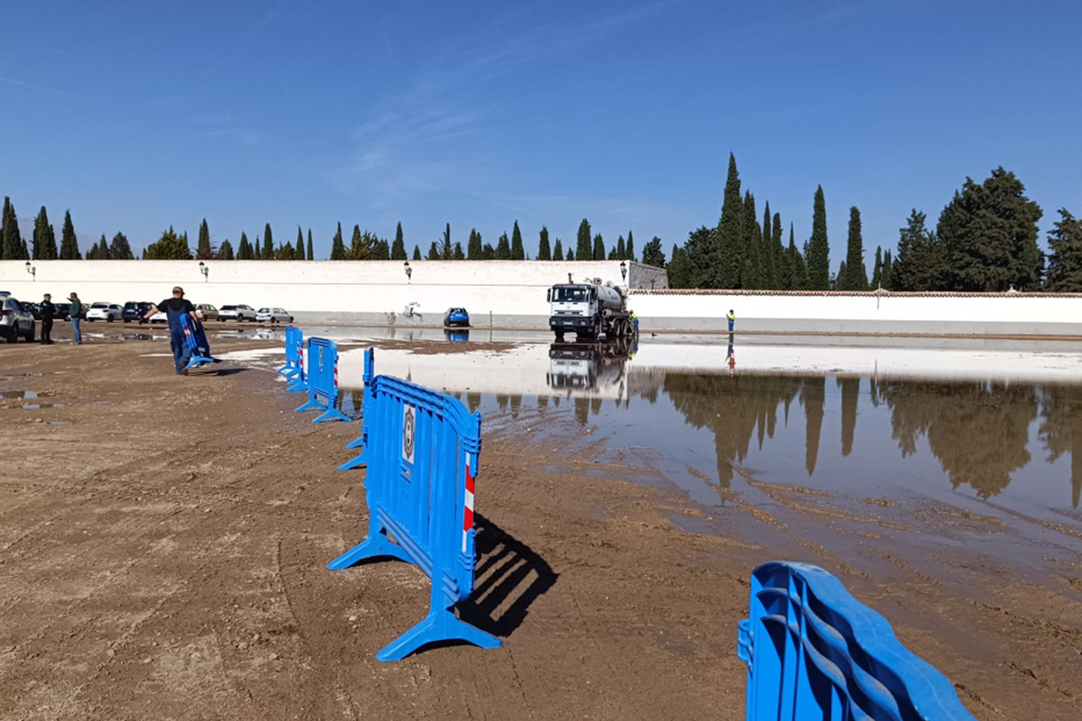 El área municipal de Obras trabaja, junto con Aqualia y Policía Local, en el acondicionamiento del aparcamiento del Cementerio de Tomelloso tras las lluvias caídas