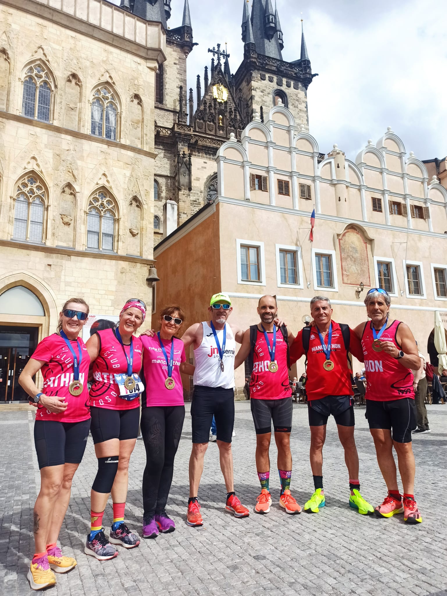 Los atletas del Manchathon viven un sueño compitiendo en la Maratón de Praga