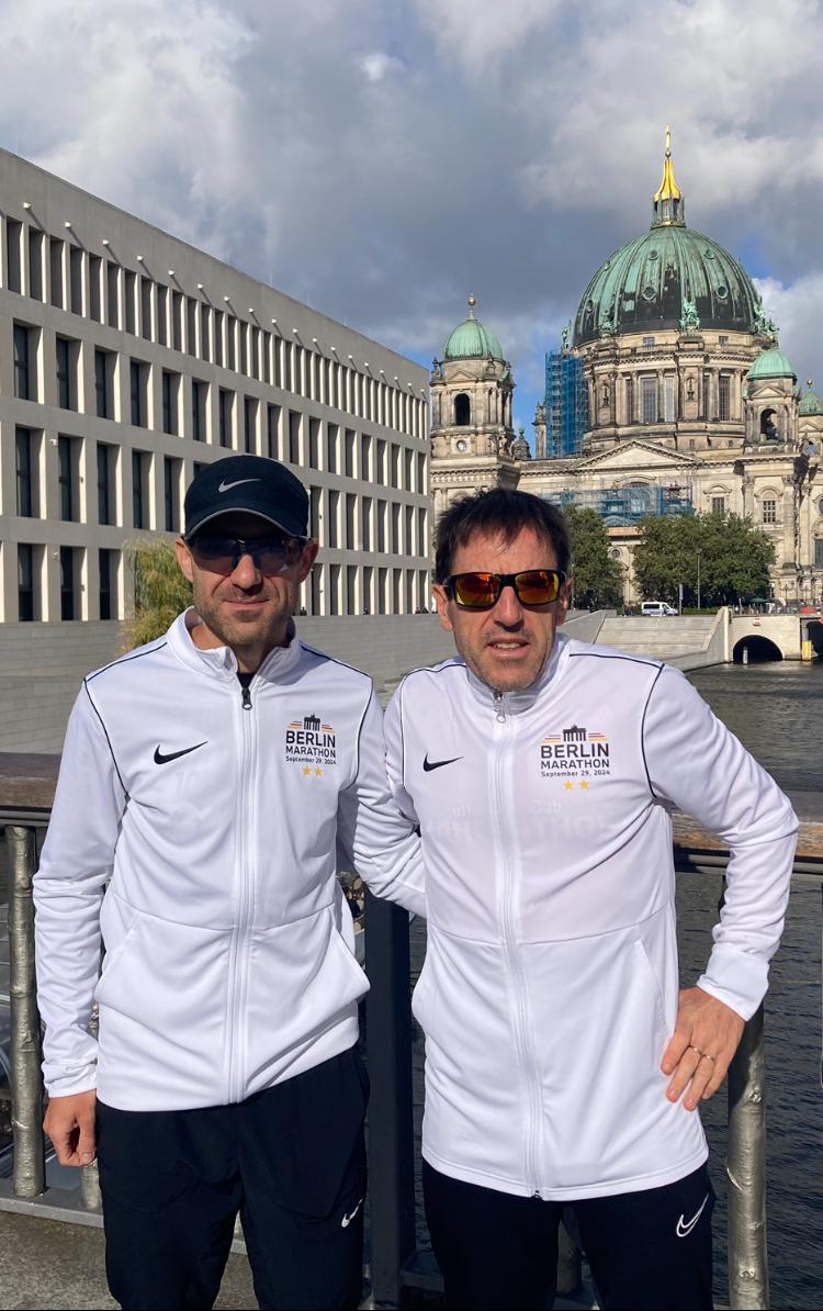 Fran Fernández y Francisco Chicote del Manchathon compiten en la Maratón de Berlín