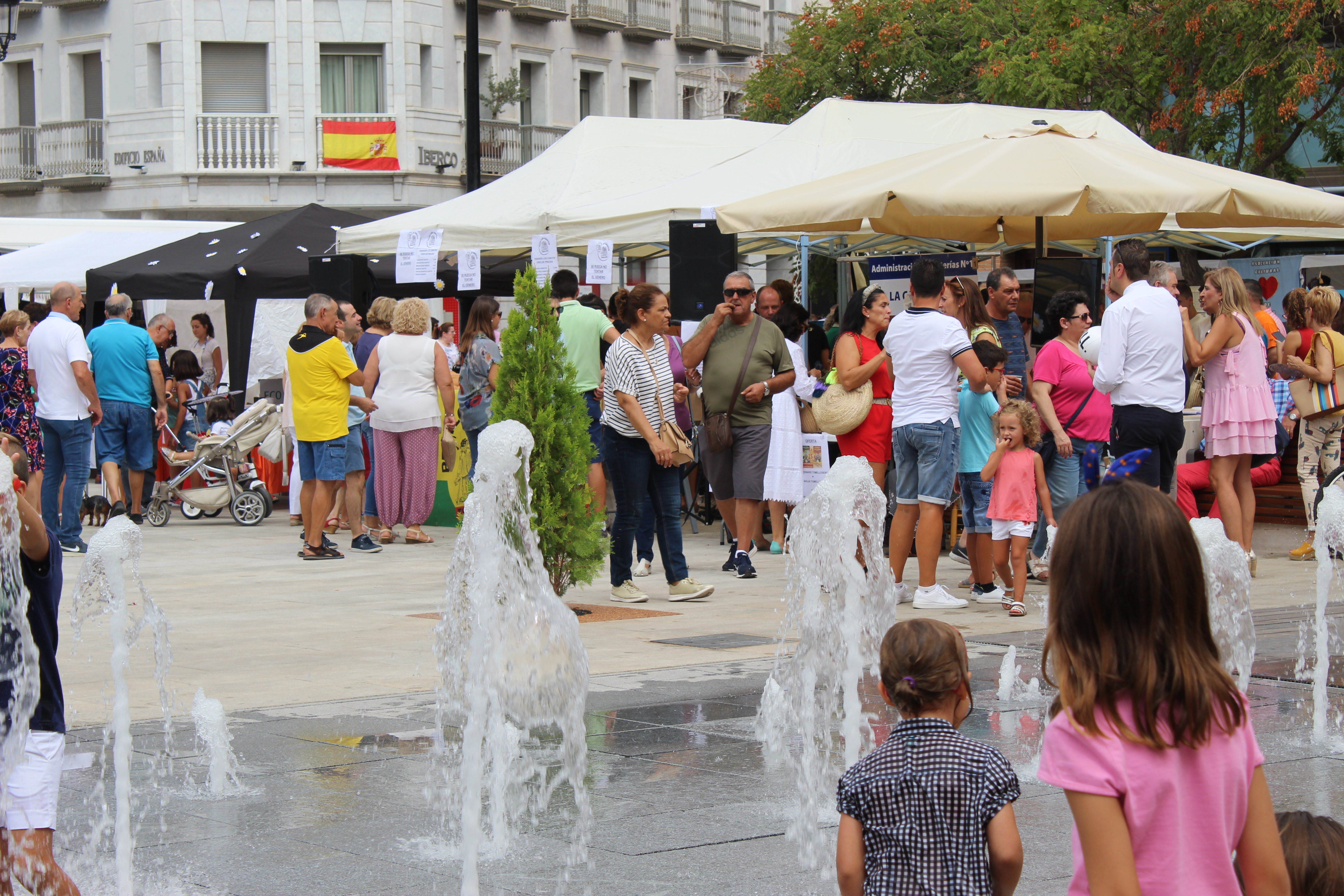 El mercado llena de tradición la renovada Plaza de España de Tomelloso