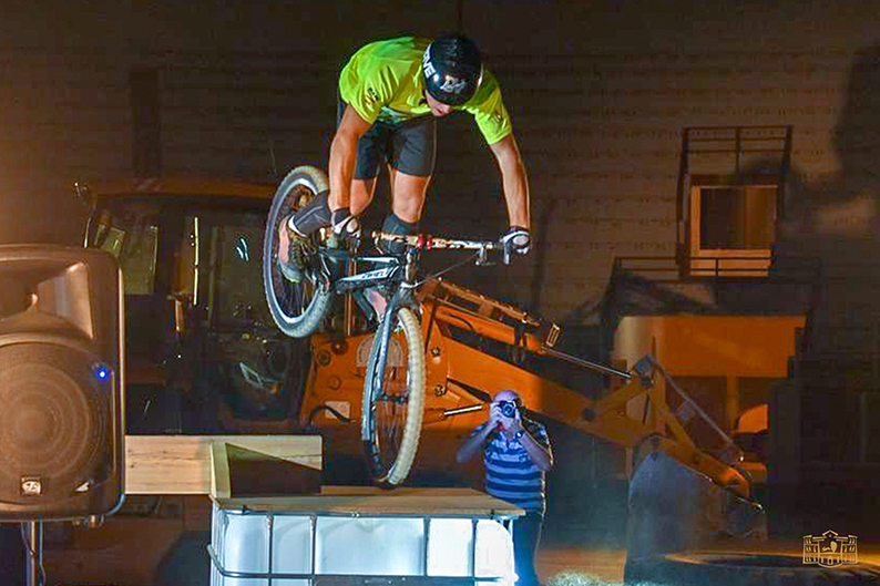 Gran espectáculo el ofrecido el sábado en la I Exhibición Trial-Bike “Ciudad de Tomelloso” organizada por el área municipal de Deportes
