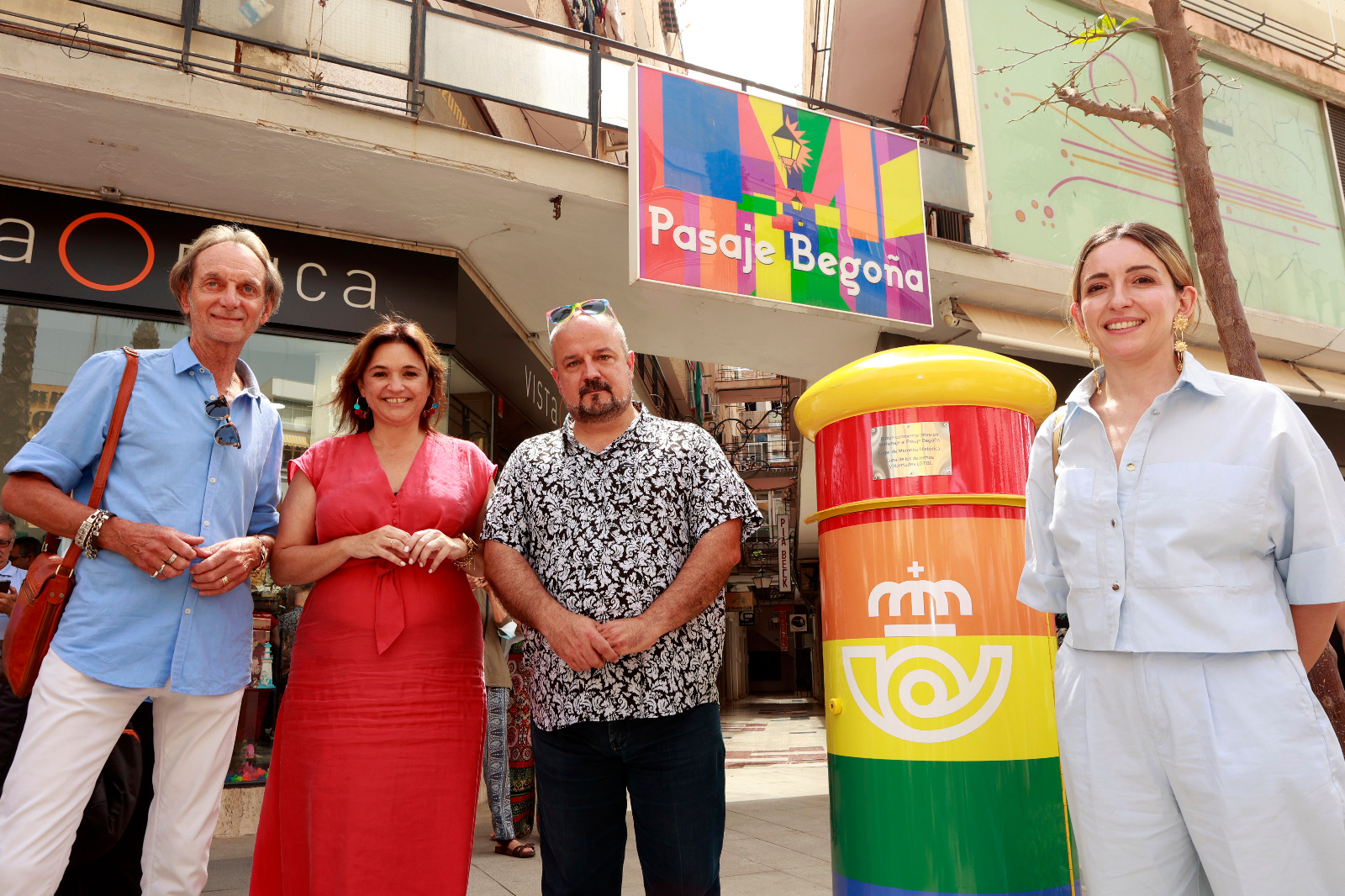 Correos rinde homenaje al colectivo LGTBI con un buzón arcoíris en el Pasaje Begoña de Torremolinos 