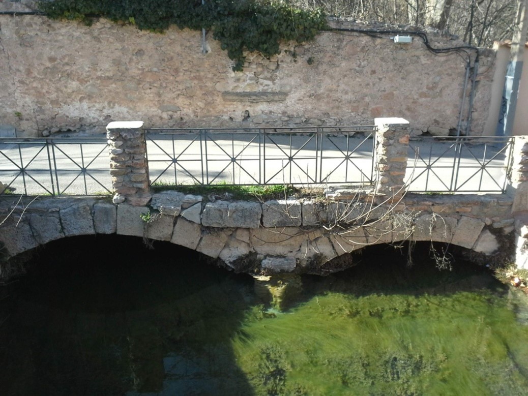 Puente de arco rebajado, de los antiguos Molinos de la Pólvora. Se encuentra muy deteriorado. Está situado a escasos metros  del “Puente del Caño”, que sostiene el manto de la carretera nacional Badajoz-Valencia.