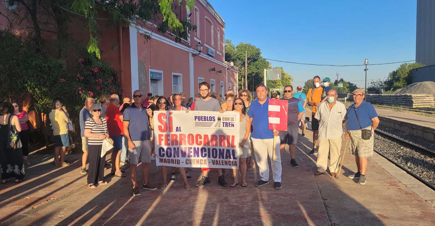 La línea del tren convencional es roja