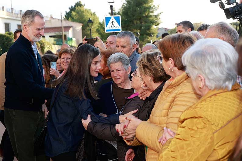 El encuentro de los Reyes con los afectados por la DANA, la relación más emocional con las personas perjudicadas