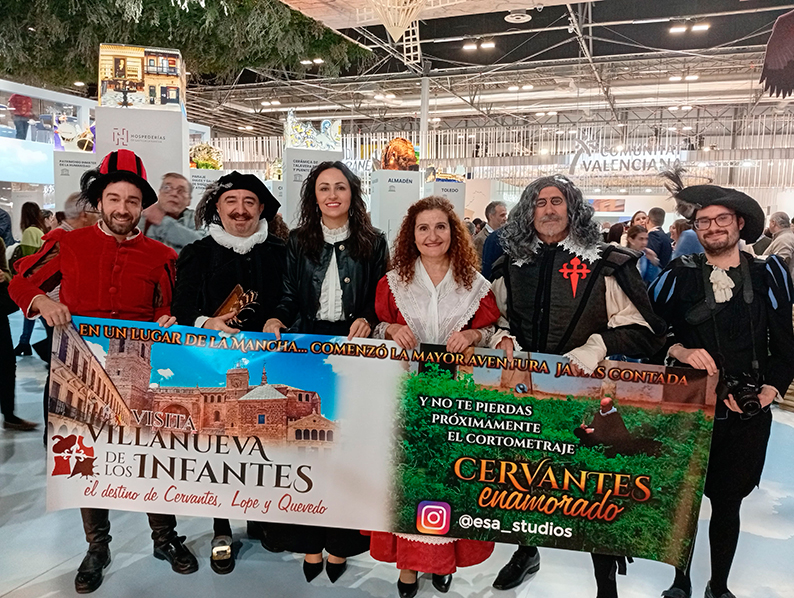 sta mañana, como cada año, el Ayuntamiento de Villanueva de los Infantes ha acudido a la cita con el sector turístico en la Feria Internacional de Turismo en Madrid, dentro del Stand de Castilla-La Mancha. FITUR 2025 - Castilla-La Mancha Advertisement La Alcaldesa, Carmen María Montalbán, ha estado acompañada por el Concejal de Turismo y Cultura, Francisco Javier Peinado. A la cita han acudido también, el director del cortometraje ‘Cervantes Enamorado’, Francisco José Pacheco, y algunos de los actores del elenco como Pascual García, Pilar Riaza y Eusebio Loro. El cortometraje se estrenará durante la próxima primavera y en él han participado alrededor de sesenta personas en un proyecto colectivo promovido por el Ayuntamiento. '