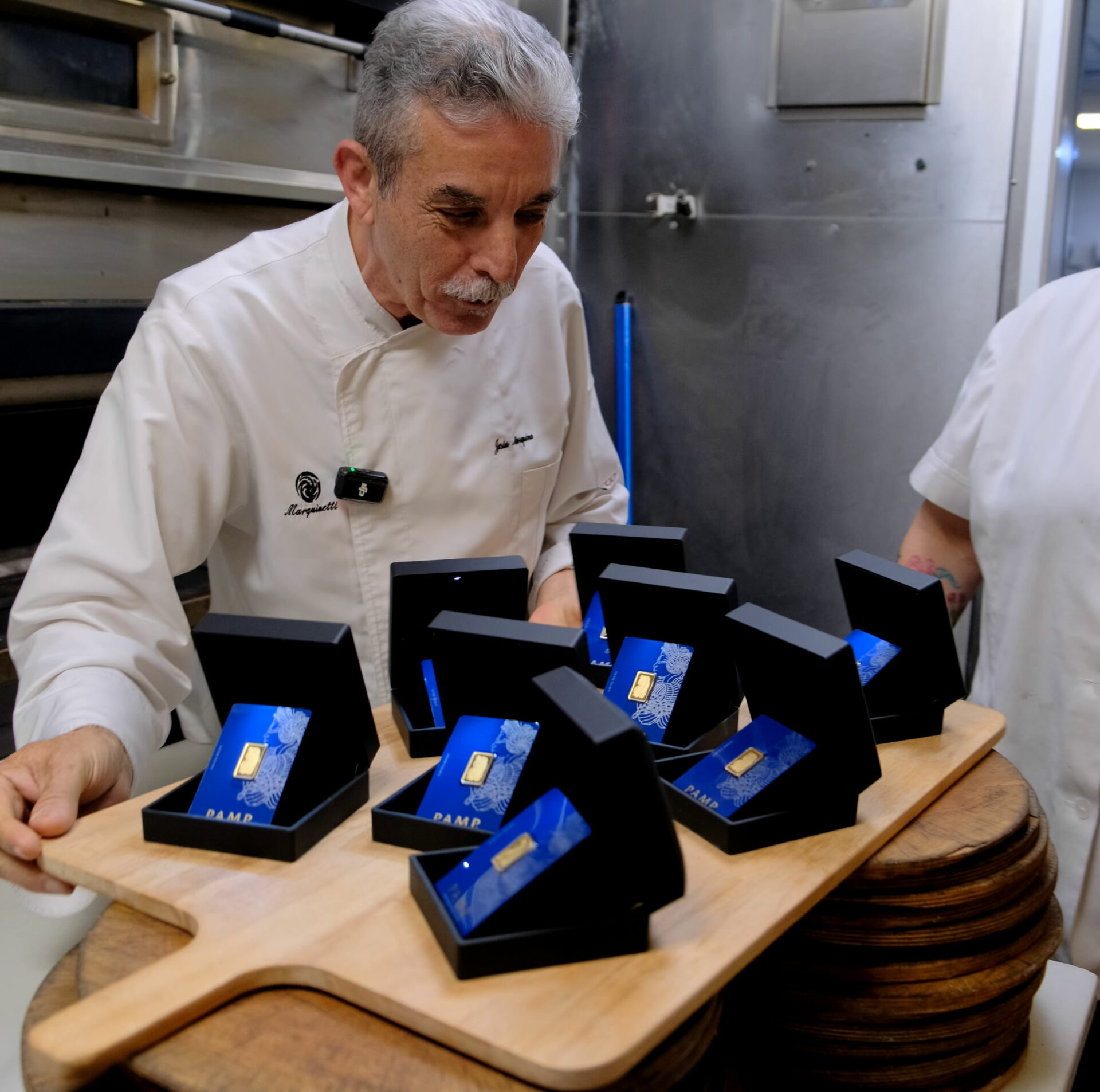 a pizzería Marquinetti, ubicada en Tomelloso (Ciudad Real), celebrará este Día de Reyes con un regalo muy especial: ocho lingotes de oro puro de 5 gramos y 24 kilates. Los afortunados que encuentren un pequeño papel escondido en sus pizzas durante los días 5 y 6 de enero se llevarán uno de estos exclusivos premios. Nunca, nunca, nunca bajes la guardia Jesús Marquina, propietario de la reconocida pizzería, asegura que la iniciativa, que repite este año debido al éxito de ediciones anteriores, busca 