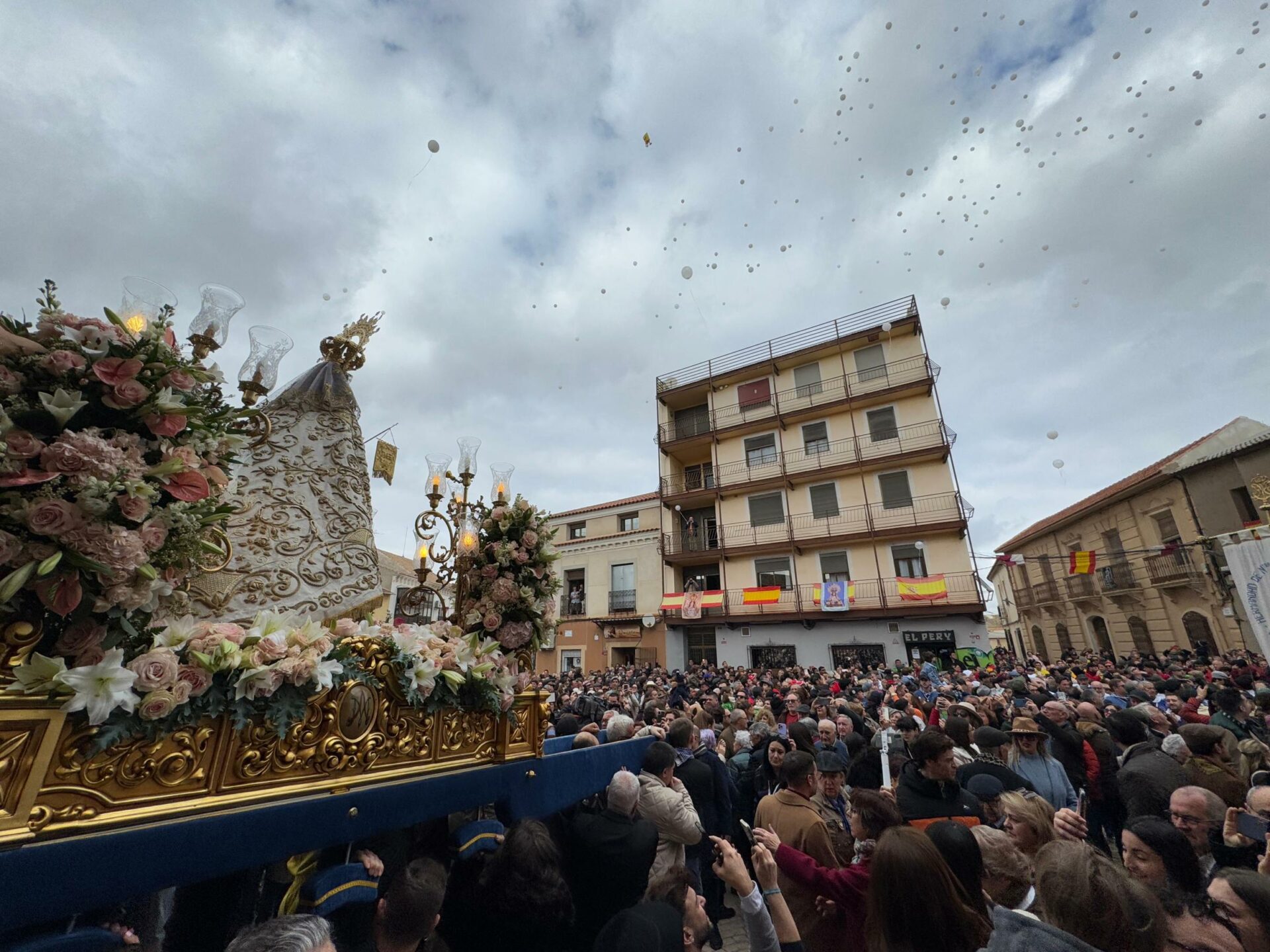 Las Paces de Villarta de San Juan iluminan el cielo con más de cinco horas de pólvora y tradición