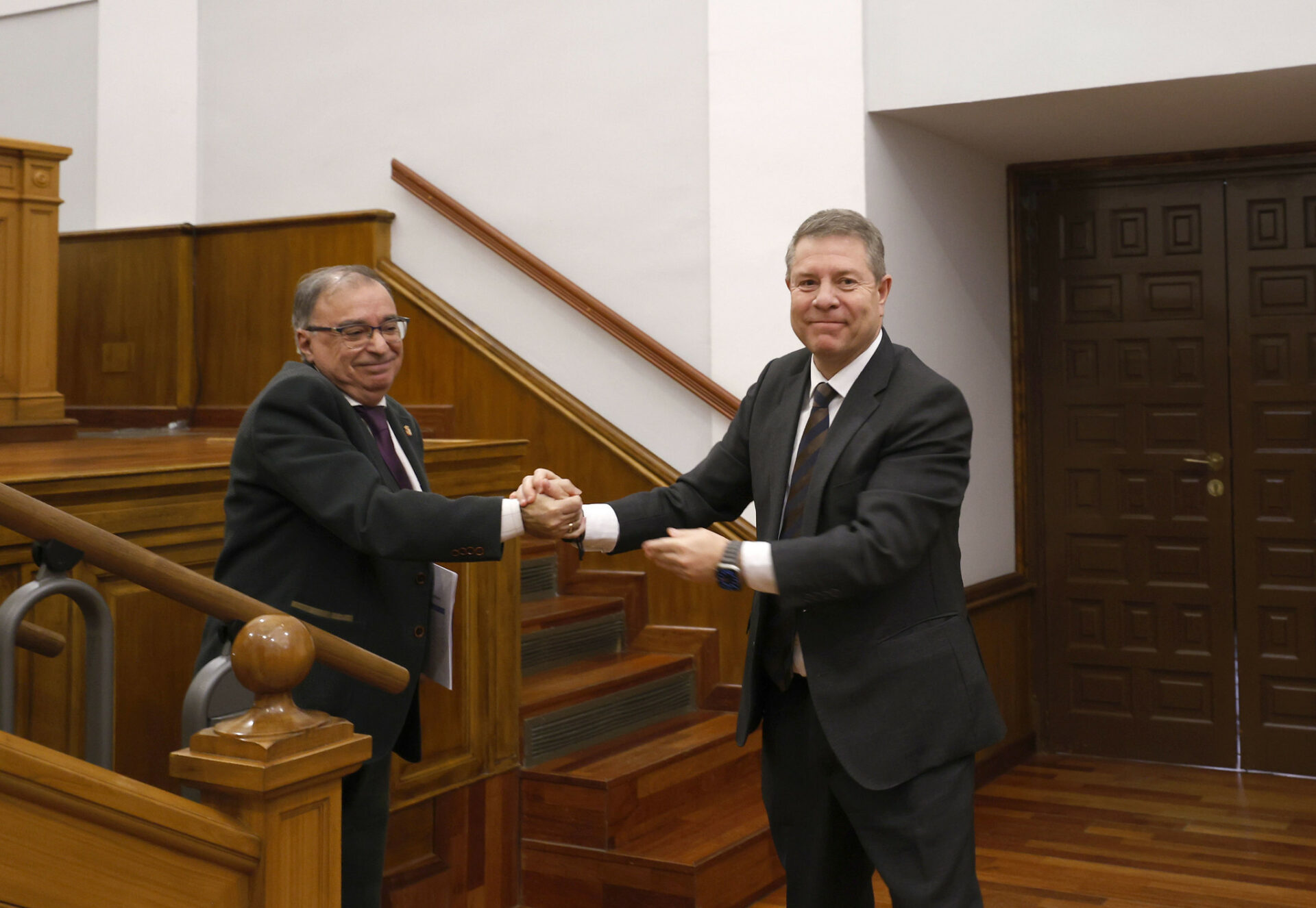 Fernando Mora deja acta diputado