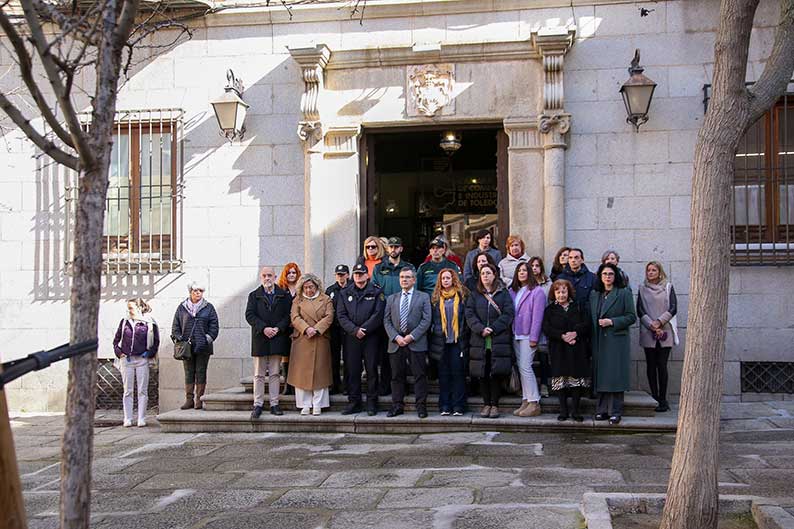 Minuto de silencio en la Delegación del Gobierno por el asesinato en 2020 de una mujer en Las Palmas por violencia machista