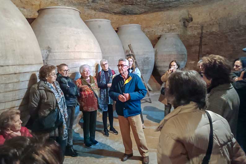 José Mª Díaz, en el centro de la imagen, durante la visita del Club de Lectura a una cueva de Tomelloso