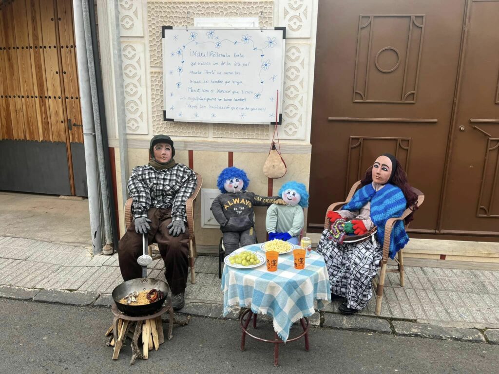 El tradicional manteo de los Peleles de Jueves Lardero, con una veintena, marca el inicio del Carnaval de Calzada