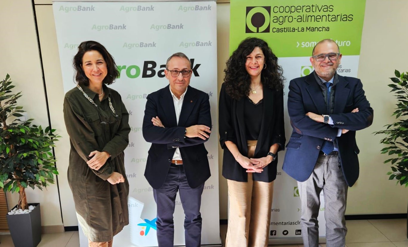 CaixaBank y Cooperativas Agro-alimentarias de Castilla-La Mancha renuevan su colaboración para impulsar la incorporación de jóvenes al campo y explicar las novedades de la PAC 2025