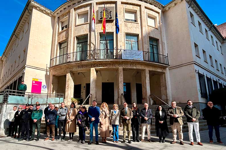 Ciudad Real condena el asesinato de María Dolores con un minuto de silencio en la Subdelegación del Gobierno