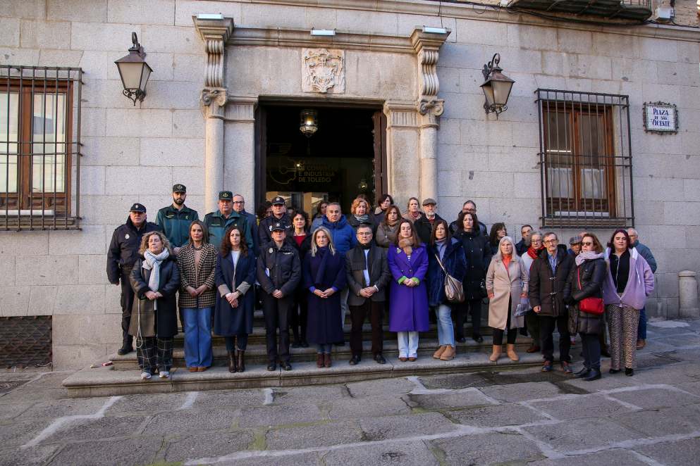 Un no rotundo a la violencia machista en el minuto de silencio de Toledo por el asesinato de Karilenia en Asturias