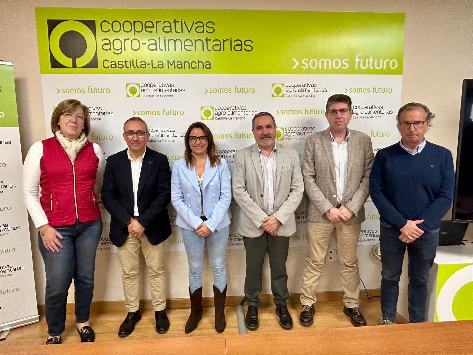 ¿Cómo pueden las Cooperativas Agro-alimentarias Castilla-La Mancha ayudar al desarrollo rural y la lucha contra la despoblación en la región?