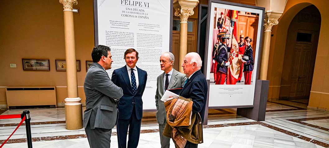 Los promotores de la exposición de los diez años de Reinado de Felipe VI muestran su satisfacción a Valverde por el éxito de la exposición