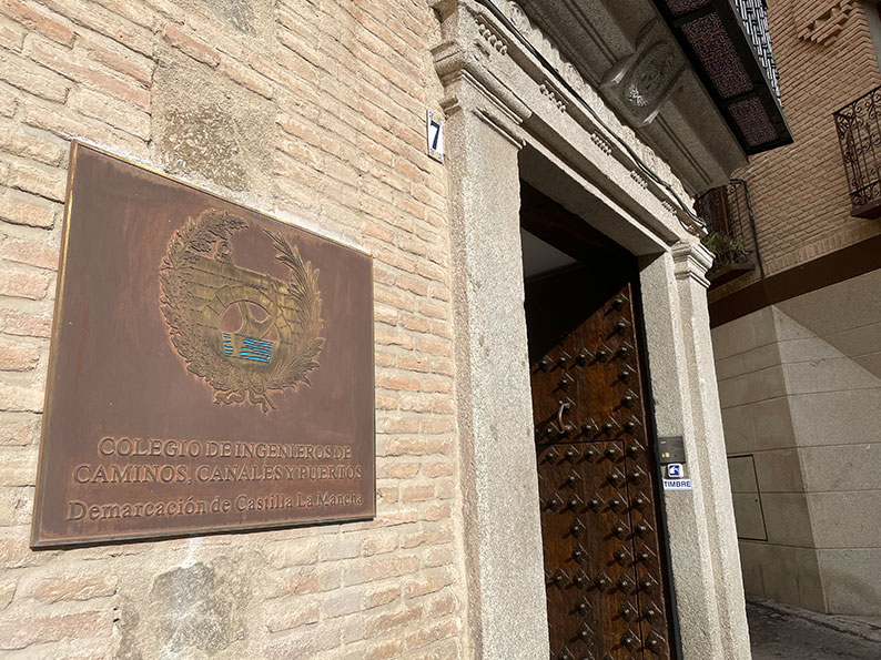 El Colegio de Ingenieros de Caminos celebra el consenso del Ayuntamiento y la JCCM para el trazado del AVE en ToledoEl decano del Colegio de Ingenieros de Caminos en Castilla-La Mancha, Juan Antonio Mesones, ha señalado que “la unidad institucional siempre ha sido el objetivo que ha perseguido el órgano colegial” en las distintas reuniones técnicas que sus representantes han mantenido con la Consejería de Fomento de la Junta, la Diputación Provincial y el Ayuntamiento de Toledo. Asimismo, ha valorado positivamente que las alegaciones que presentarán el Ayuntamiento de Toledo y la Junta de Comunidades de Castilla-La Mancha apuesten por una alternativa que minimice el impacto en la ciudad y garantice la funcionalidad del corredor ferroviario. Mesones ha recordado que la postura del Colegio de Ingenieros de Caminos ha sido siempre la de mejorar las alternativas planteadas por el Ministerio de Transportes en su estudio informativo, poniendo sobre la mesa soluciones que optimicen la operatividad ferroviaria sin comprometer la declaración de Toledo como Ciudad Patrimonio de la Humanidad. En este sentido, el decano ha señalado que el planteamiento de una estación pasante en el Polígono, evitando la afección al Casco Histórico, es una opción que permite compatibilizar el desarrollo ferroviario con la protección del patrimonio. Del mismo modo, desde el Colegio de Ingenieros de Caminos se han congratulado de que la opción planteada por el Ayuntamiento permita la completa conectividad de la línea Madrid-Extremadura con la línea Madrid-Sevilla, facilitando así la conexión entre Toledo y Ciudad Real. Una integración ferroviaria con la que se podría dar respuesta a una demanda histórica de Toledo y Ciudad Real, mejorando no solo la movilidad entre ambas ciudades y fortaleciendo la cohesión territorial de la región, sino también la interregional pues permitiría conectar Toledo con las líneas Madrid-Andalucía y Madrid-Comunidad Valenciana sin la necesidad de pasar por Madrid. Por último, ha mostrado la plena disposición del Colegio de Ingenieros de Caminos de seguir colaborando con las distintas administraciones que operan en el territorio, aportando su conocimiento técnico para lograr un trazado que conjugue operatividad, sostenibilidad y respeto por el entorno de la capital regional. ALEGACIONES DEL COLEGIO DE INGENIEROS DE CAMINOS El Colegio de Ingenieros de Caminos ya ha anunciado que presentará sus propias alegaciones al estudio informativo del Ministerio de Transportes, cuyo plazo de presentación finaliza el próximo 18 de marzo. Las alegaciones parten de una serie de premisas fundamentales que han sido defendidas desde el inicio del proceso. En primer lugar, se subraya la necesidad de eliminar la afección visual que generarían los viaductos sobre la A-42. En caso de que esta eliminación no fuera posible, se plantea como alternativa la máxima minoración de esta afección. Asimismo, el Colegio apuesta por una solución que contemple parte del trazado en túnel, con el mismo objetivo de minimizar la afección visual sobre el entorno. Esta propuesta ya fue planteada en anteriores alegaciones y se mantiene como una opción viable para reducir el impacto de la infraestructura en la ciudad. Otra de las medidas clave es la reducción de la cota del viaducto sobre el río Tajo. Además, el Colegio considera esencial garantizar la centralidad de la posible nueva estación proyectada en el Polígono. En este sentido, se defiende la compatibilidad de esta infraestructura con el mantenimiento de la estación actual para los trayectos Madrid-Toledo. El Colegio también destaca la importancia de garantizar la interconexión total entre la línea de alta velocidad Madrid-Extremadura y la línea de alta velocidad Madrid-Andalucía. Por último, se plantea la posibilidad de una solución intermedia entre las dos propuestas recogidas en el estudio informativo.