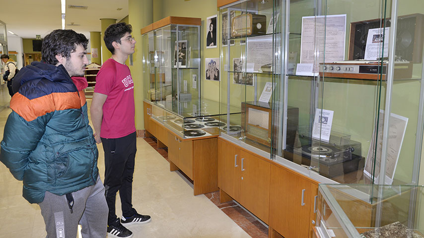 Una exposición de la Biblioteca General de la UCLM en el Campus de Ciudad Real muestra materiales e imágenes de los años 50 y 60 de la radio