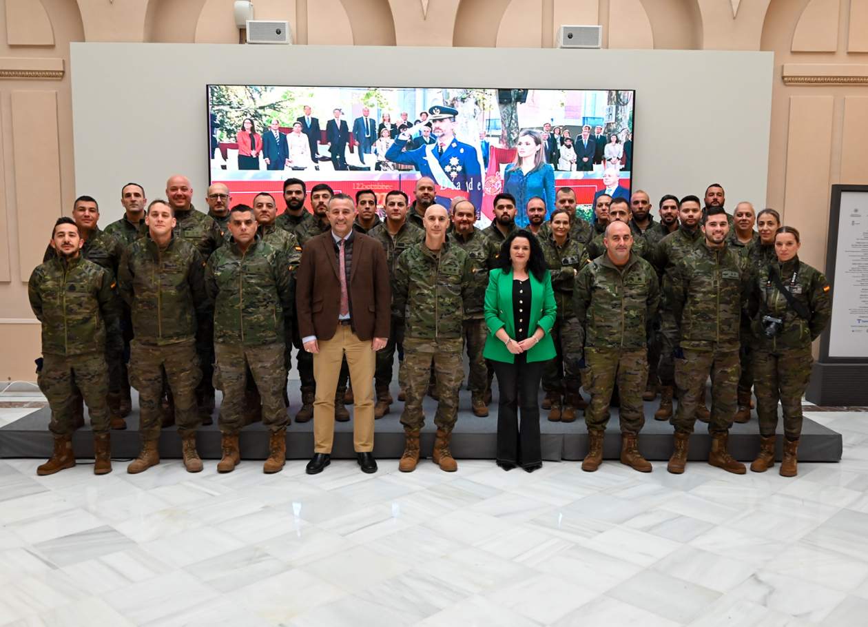 Efectivos del Batallón de Helicópteros de Ataque de Almagro visita la exposición sobre el reinado de Felipe VI en la Diputación Provincial de Ciudad Real