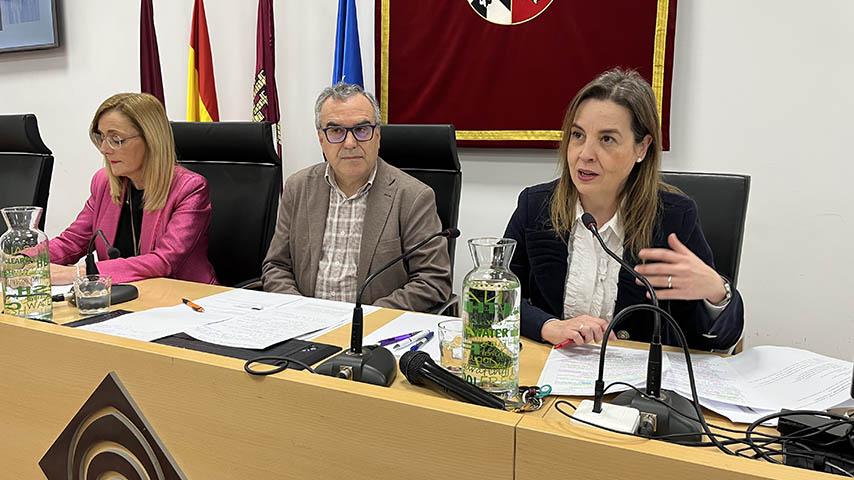 La UCLM celebra en Albacete una mesa redonda en la que se analiza la igualdad de género en la industria de la moda