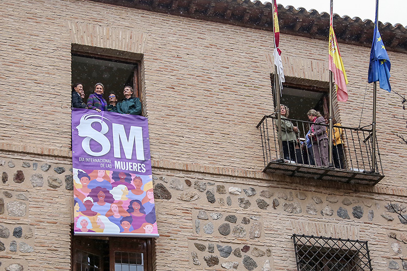 Milagros Tolón despliega la pancarta del 8M: “Es un día muy especial, vamos a seguir trabajando para conseguir la igualdad, son muchas las mujeres que aún necesitan ayuda”