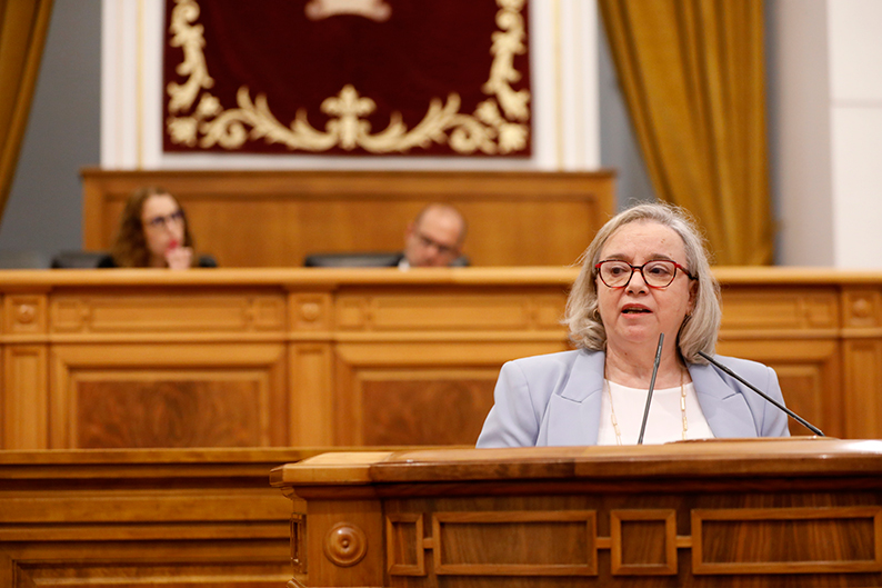 Milagros Romero, decana del Colegio de Enología de Castilla-La Mancha, reivindica el papel de la mujer en el sector vitivinícola en el Pleno Institucional del Día de la Mujer