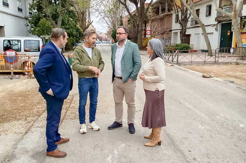 Navarro supervisa las obras de remodelación en los paseos San Isidro y Ramón Ugena y calle Zurbarán