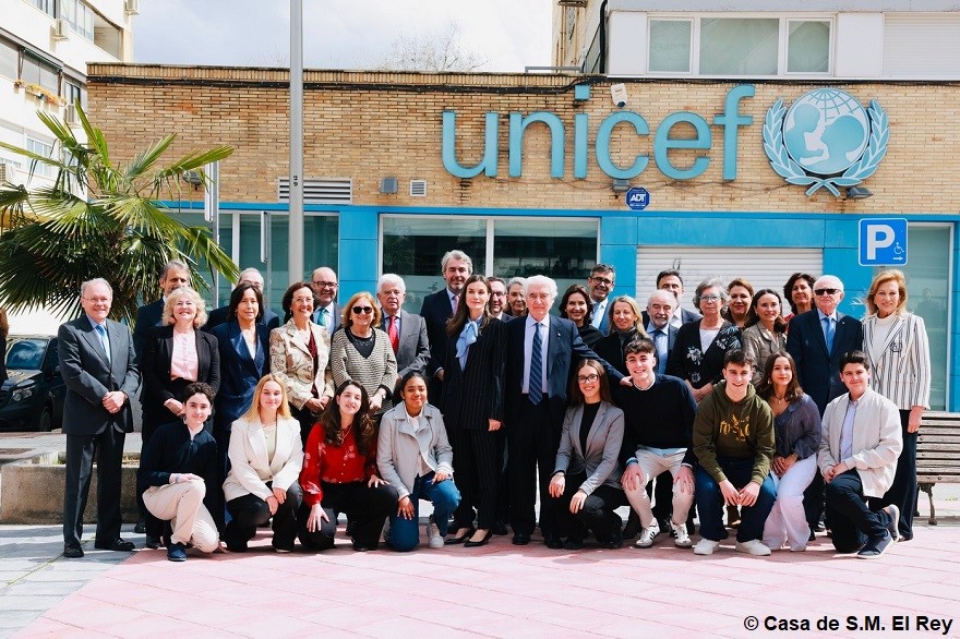 Su Majestad la Reina se reúne con jóvenes del Consejo Asesor de Infancia y Adolescencia de UNICEF España y con el Patronato de la organización