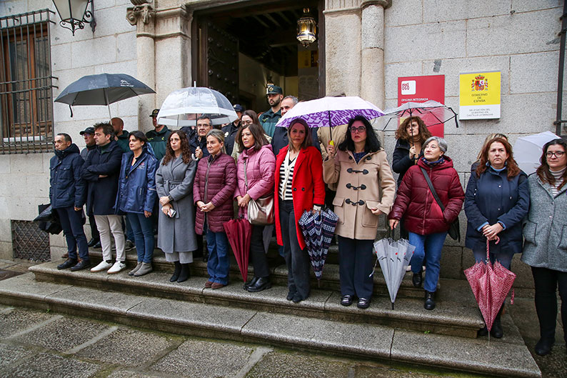 Milagros Tolón manifiesta el rechazo a los últimos asesinatos machistas en el minuto de silencio convocado en la Delegación